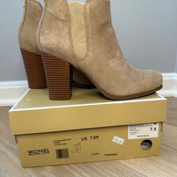New in box. Michael Kors women’s Evaline heeled bootie size 7.5 - Picture 4 of 6